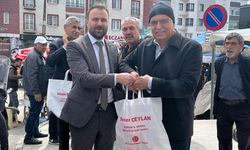 MHP'li adaylar pazarda bez çanta dağıttı