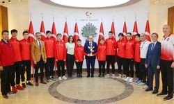 Vali Dağlı, Türkiye şampiyonu öğrencileri tebrik etti