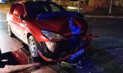 Otomobil hafif ticari araca çarptı: 3 yaralı