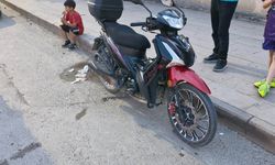 Alaca'da otomobile çarpan motosikletli yaralandı