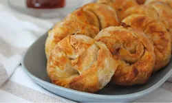 Misafirlerinizin Bayılacağı Patatesli Börek Tarifi