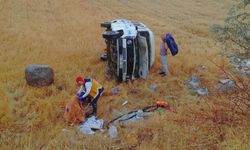 Minibüs buğday tarlasına devrildi: 2 yaralı