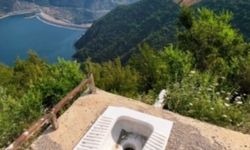 Samsun'da Baraj Gölü Manzaralı Açık Tuvalet Sosyal Medyada Gündem Oldu