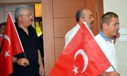 Türk bayraklarıyla tepki gösterdiler