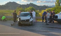 Çorum'da bariyerlere çarpan otomobildeki 3 kişi yaralandı