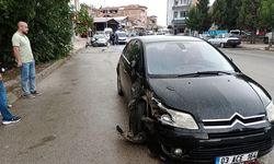 Çorum'da kontrolden çıkan otomobil, park halindeki 2 otomobile çarptı