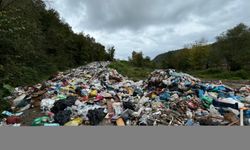 Bartın'da vahşi depolama alanının dolması nedeniyle çöplerin yola dökülmesine inceleme