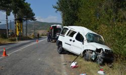 Çorum'da hafif ticari aracın devrilmesi sonucu 4 kişi yaralandı