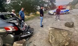 Sinop’ta yamaçtan kopan kaya parçası park halindeki otomobilin üzerine düştü