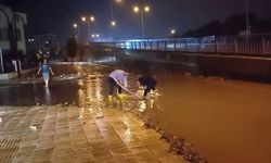 Çorum'da şiddetli yağmur hayatı felç etti: Yollar dereye döndü, ev ve iş yerlerini su bastı, araçlar yolda kaldı!