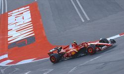 F1 Singapur GP: McLaren ve Ferrari Liderlik İçin Yarışıyor!