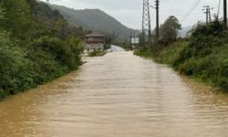 Bartın'da sağanak nedeniyle derenin taşması sonucu kara yolu ulaşıma kapandı