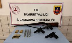 Bayburt'ta kaçakçılık operasyonunda tabanca ve tüfek ele geçirildi