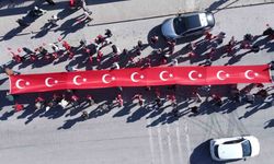 Anaokullu öğrenciler Cumhuriyet’in 101’inci yılında 101 metrelik Türk bayrağı açtı