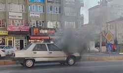 Konya’da trafik ışıklarında bekleyen otomobilde yangın