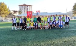 İskilip’te Cumhuriyet Bayramı’na özel gösteri maçı: Eski futbolcular ve yöneticiler sahada