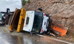 Karabük'te devrilen kar küreme ve tuzlama aracındaki 2 kişi yaralandı