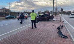 Konya’da otomobil refüjdeki direğe çarptı: 1 yaralı