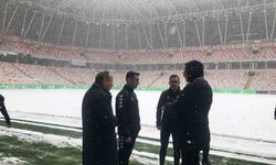 Sivasspor - Kasımpaşa maçının hakemi Burak Pakkan stadyum zeminini inceledi