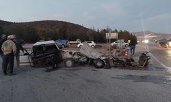 Burdur Karamanlı'da feci kaza: Tofaş ikiye bölündü, 6 kişi yaralı!