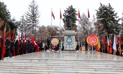 Çorum’da Öğretmenler Günü: Baş öğretmenl Atatürk'ün önünde saygı duruşu