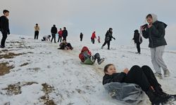 Tepeyi kayak pistine çevirdiler! Çorum'da çocuklar kışın tadını böyle çıkarıyor