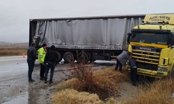 Makaslayan tır trafiği felç etti! Çorum-Alaca yolunda yürekleri ağza getiren kaza