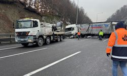 Anadolu Otoyolu'nun Bolu kesiminde makaslayan tıra otomobilin çarptığı kaza ulaşımı aksattı