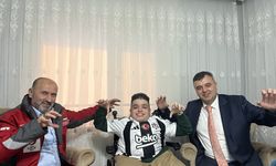 Bolu'da evde eğitim gören engelli öğrencilere imzalı Beşiktaş forması sürprizi