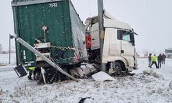 Refüje çarpan tır nedeniyle Çorum-Yozgat kara yolu 2 saat ulaşıma kapalı kaldı