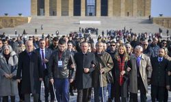 CHP Genel Başkanı Özel, engellilerle birlikte Anıtkabir’i ziyaret etti