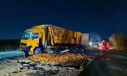 Alaca'da mandalina yüklü kamyon devrildi, Yozgat-Çorum yolu trafiğe kapandı!