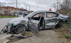 Samsun'da hafif ticari araç ile otomobilin çarpıştığı kazada 3 kişi yaralandı