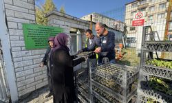 Turhal'da mezarlık ziyaretine giden vatandaşlara çiçek dağıtıldı