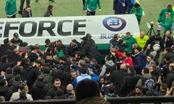 Kocaelispor - Iğdır FK maçında tribünler karıştı! Bariyerler kırıldı, polis yaralandı