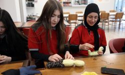 Lise öğrencileri yaptıkları bez bebekleri Şırnak'taki kütüphaneye gönderecek