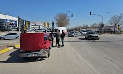 Çorum'da trafik kazası: İnönü Caddesi'nde iki otomobil çarpıştı, 2 yaralı var