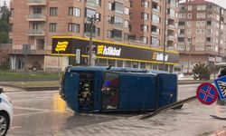 Sungurlu’da Levhaya Çarpan Otomobil Yan Yattı: 1 Kişi Yaralandı