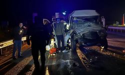 Tıra arkadan çarpan minibüsteki 2 kişi yaralandı