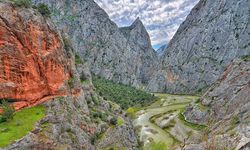Çorum'da binlerce yıllık bir Tanrıça, kanyonun duvarında zamana direniyor