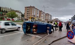 Çorum'da yaya geçidinde korkutan kaza: Otomobil yan yattı, 1 yaralı