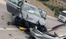 Bariyerlere çarpan otomobildeki 8 kişi yaralandı
