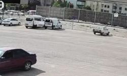 Saniyeler içinde oldu! Pazar yerinde çıkan hortum araçları böyle salladı