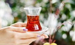 Ovalamaya son, 1 kaşık yetiyor! Çay bardağındaki inatçı lekeyi anında söküp atıyor