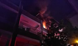 Çorum’da apartman dairesinde panik anları: Genç adam yangın çıkan eve tırmanmaya kalktı