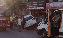 Çorum'un en işlek caddesinde korkutan kaza, otomobil dükkana daldı! İşte o anlar!