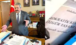 Siyaset kulisleri bu fotoğrafı konuşuyor: Feti Yıldız'ın masasındaki iki kitap ne anlama geliyor?
