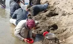 Sosyal medyadaki 'altın bulundu' söylentisi Suriye'de bir köyü nehir kıyısına döktü