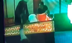 Camide insanlık örneği! İmam namazı bozup düşen çocuğu kurtardı