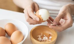 Yumurtayı 10 saniyede soymanın sırrı buymuş! Haşlama suyuna sadece bir damla ekleyin